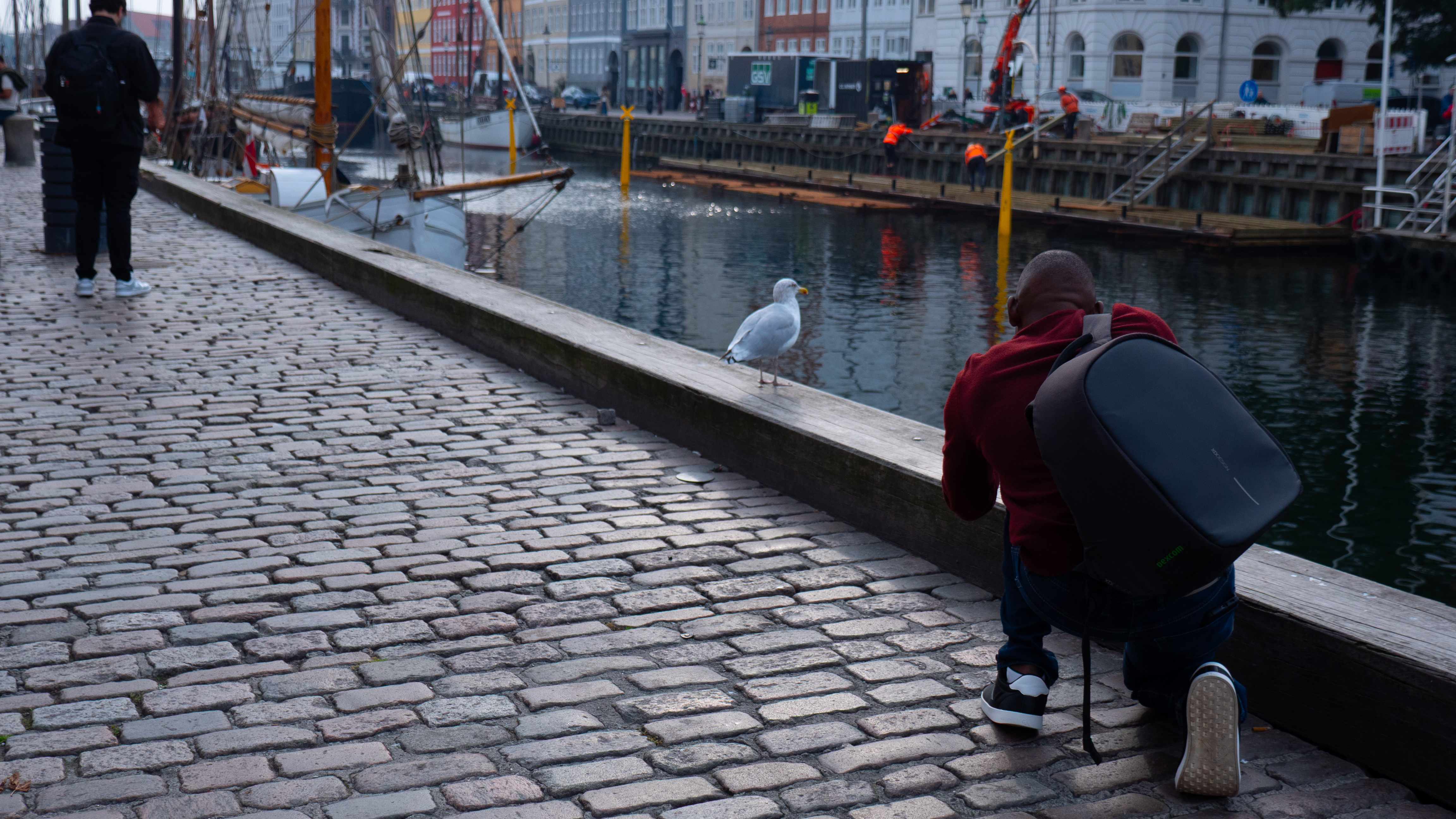 Mennesker langs havnefronten